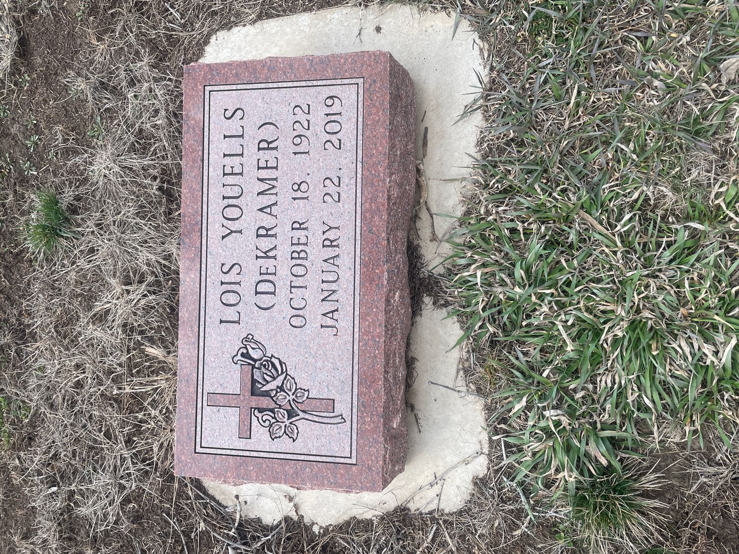 Lois Youells's grave. Photo 1