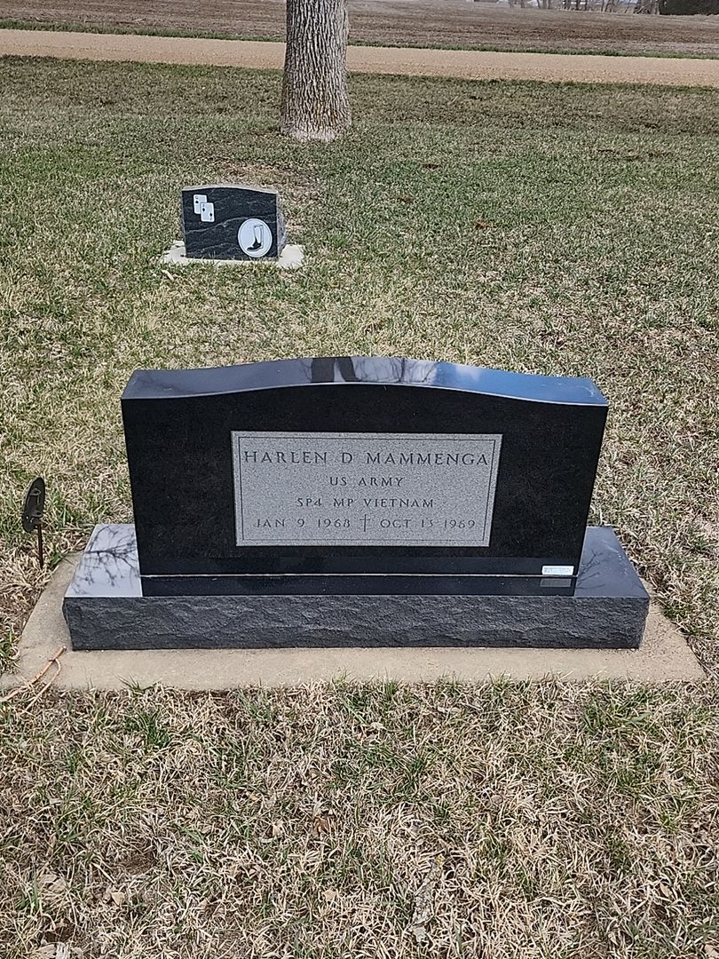 Harlen D. Mammenga's grave. Photo 1