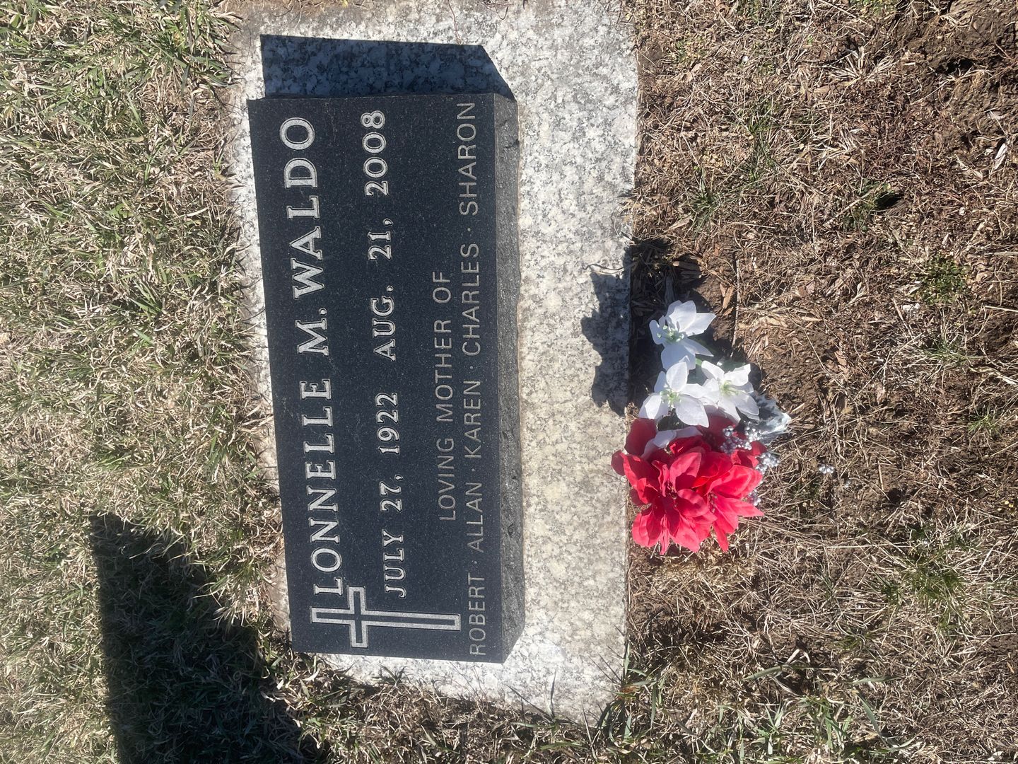 Lonnelle M. Waldo's grave. Photo 1