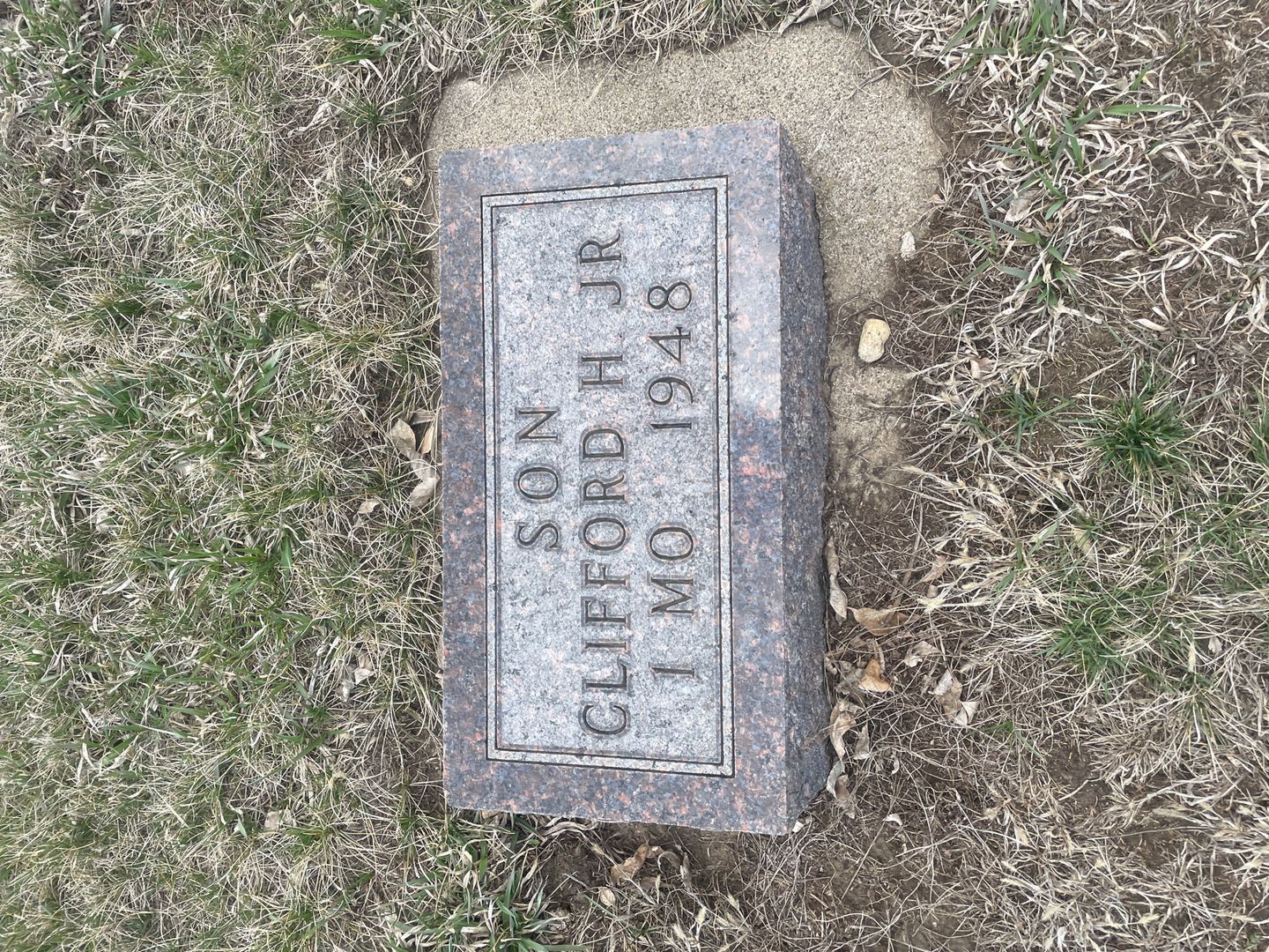 Clifford H. Nelson Junior's grave. Photo 1