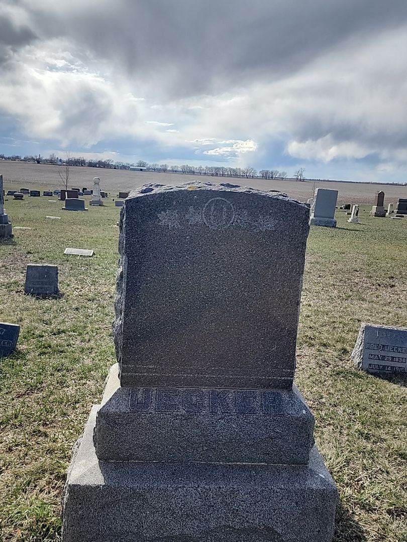 Fred Henry Uecker's grave. Photo 1
