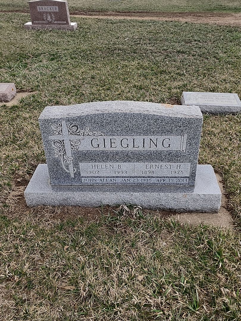 Ernest H. Giegling's grave. Photo 1