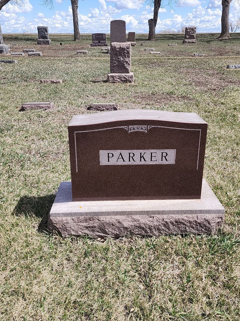 Berton E. Parker's grave. Photo 1
