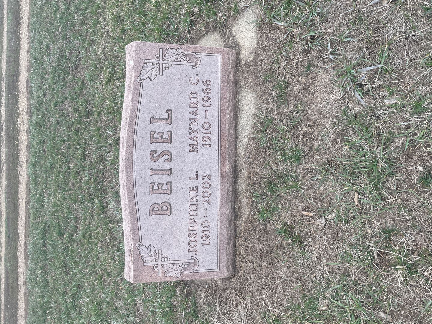 Maynard C. Beisel's grave. Photo 1
