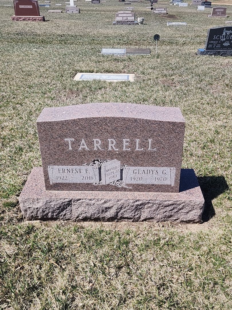 Gladys Gertrude Parry Tarrell's grave. Photo 1