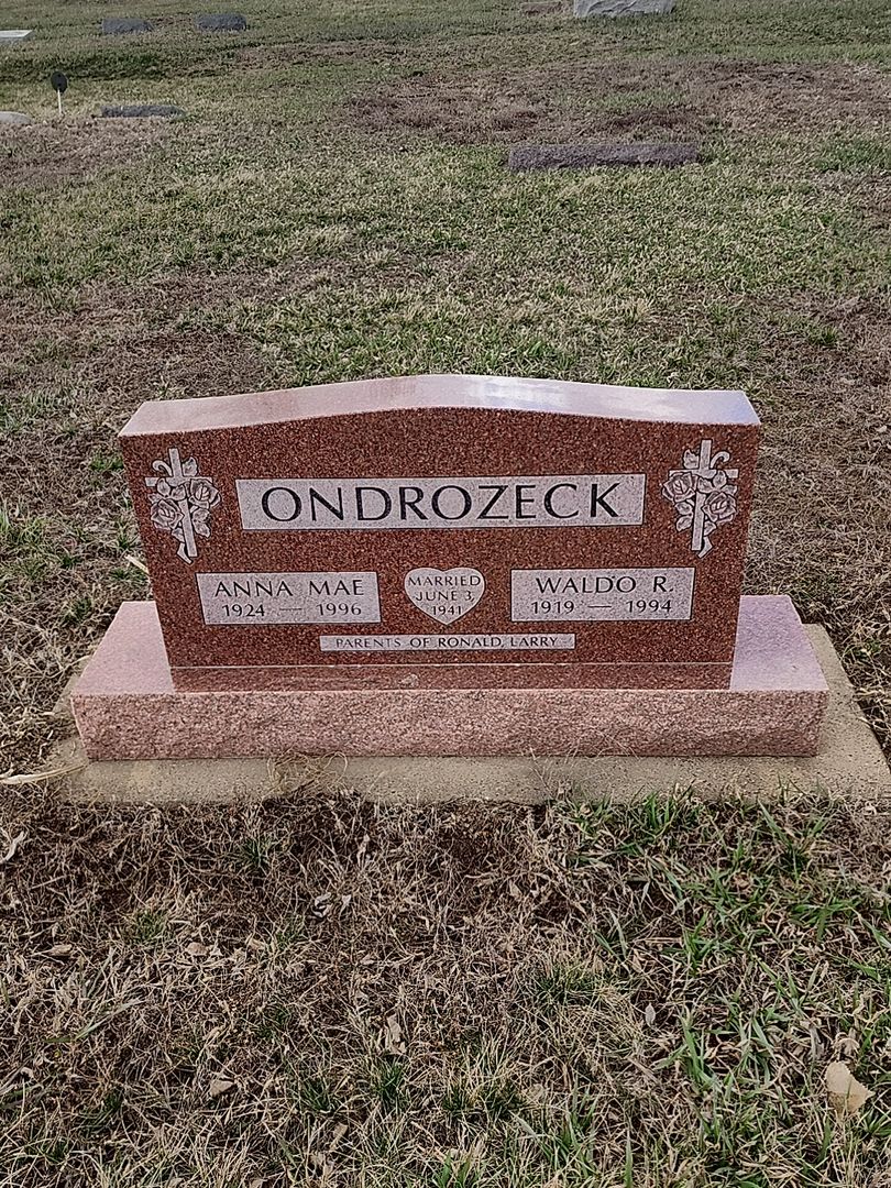 Anna Mae Beisel Ondrozeck's grave. Photo 1