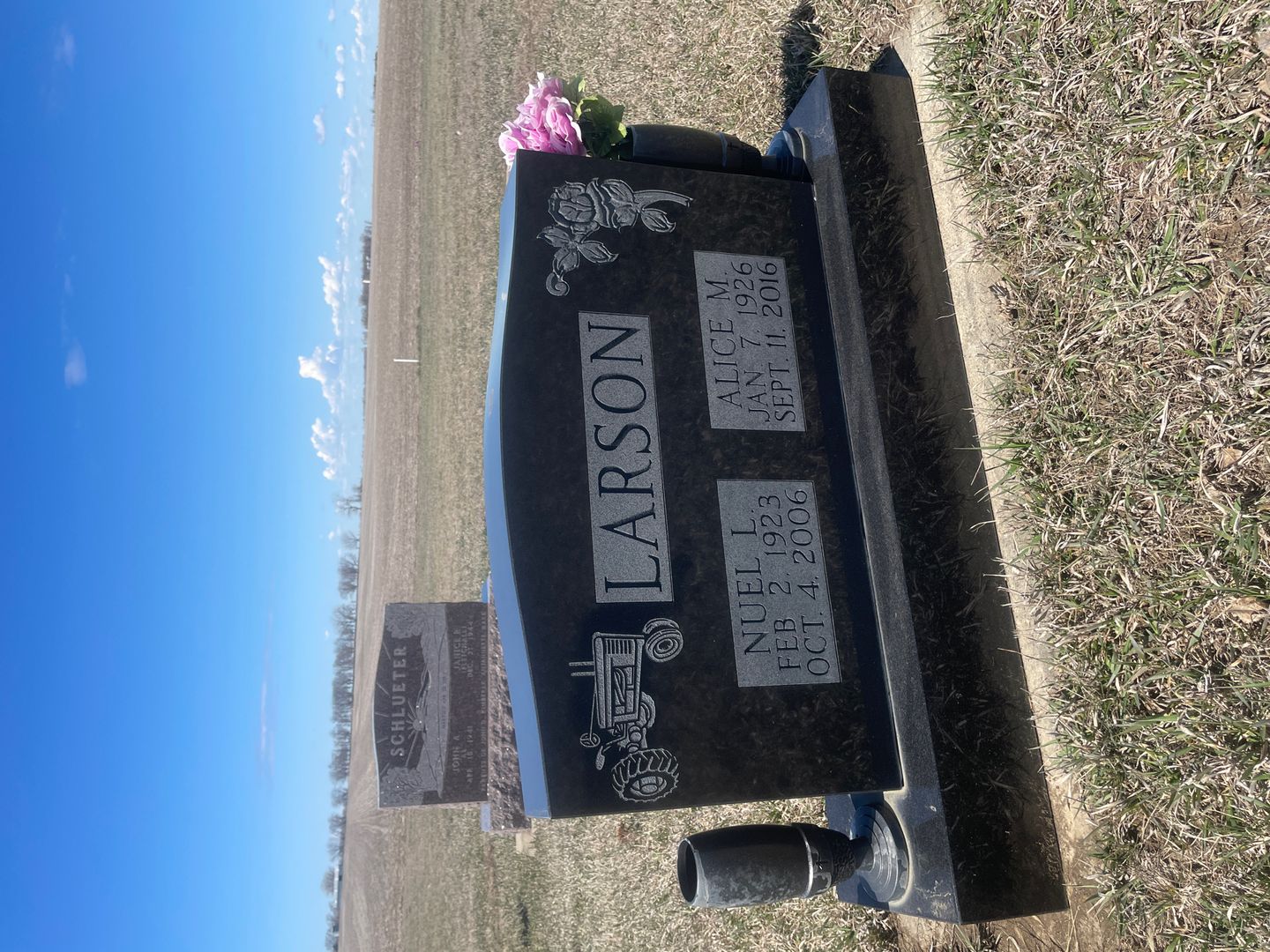 Alice Mae Larson's grave. Photo 1