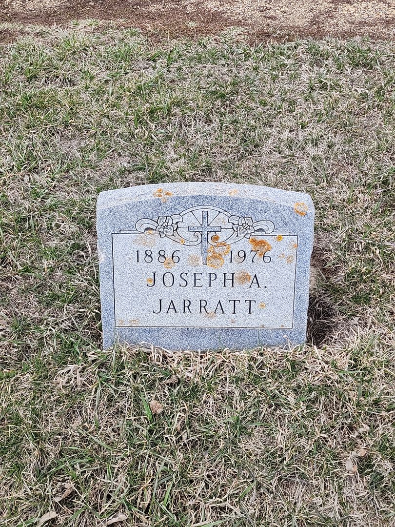 Joseph A. Jarratt's grave. Photo 1