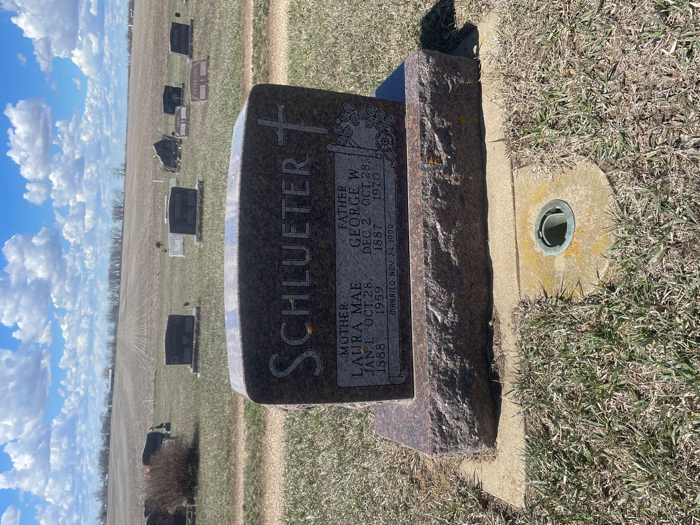 Laura Mae Einkopf Schlueter's grave. Photo 1