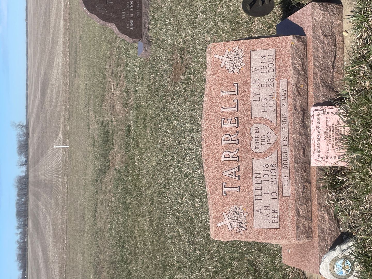 Lyle V. Tarrell's grave. Photo 1
