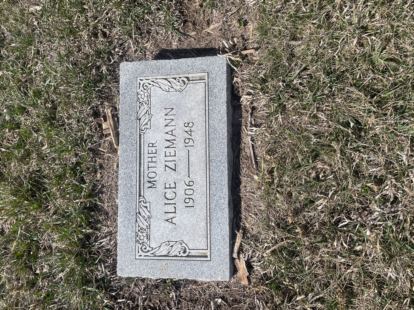 Alice Ziemann's grave. Photo 1