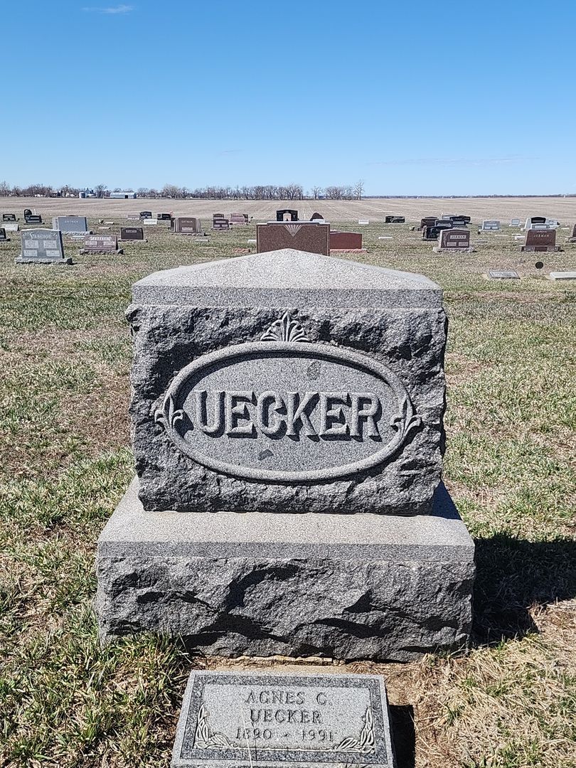 John F. Uecker's grave. Photo 1